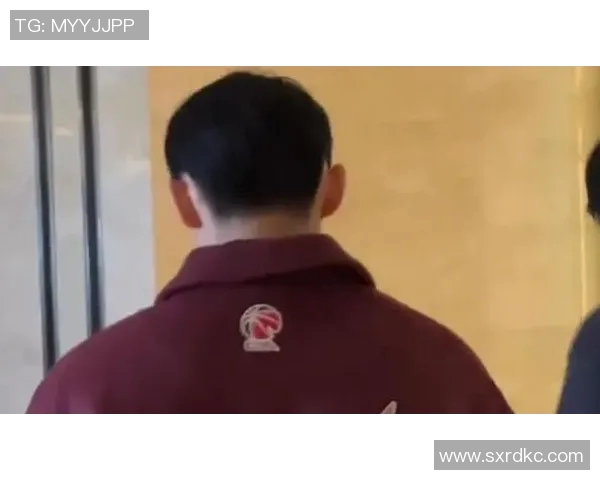 为姚明送上特别礼物传递祝福与敬意的温暖时刻 为姚明送上特别礼物传递祝福与敬意的温暖时刻