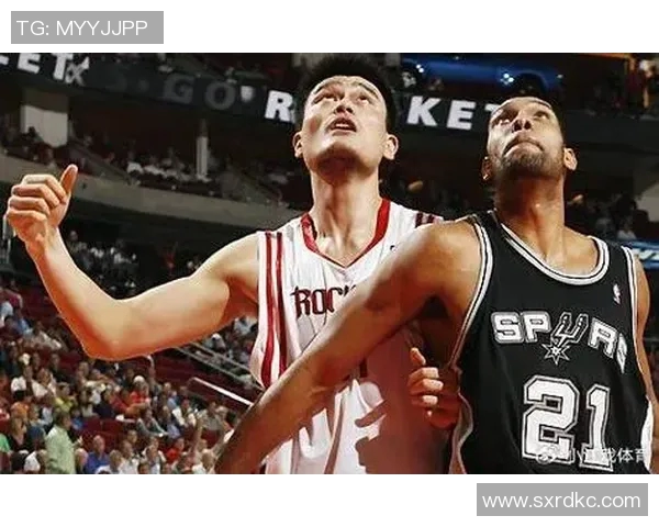 姚明与邓肯的篮球生涯对比及他们的年龄差异分析