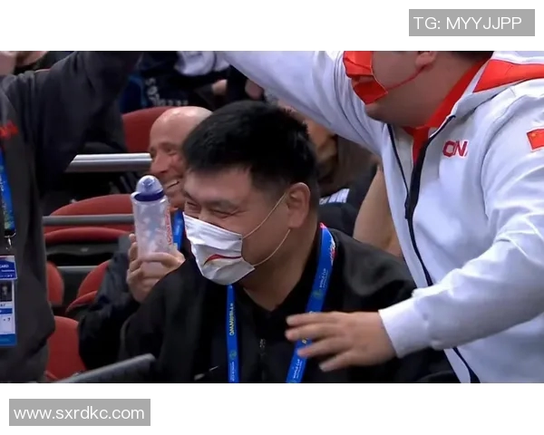 姚明佩戴口罩现身活动引发关注展现运动员的责任与担当